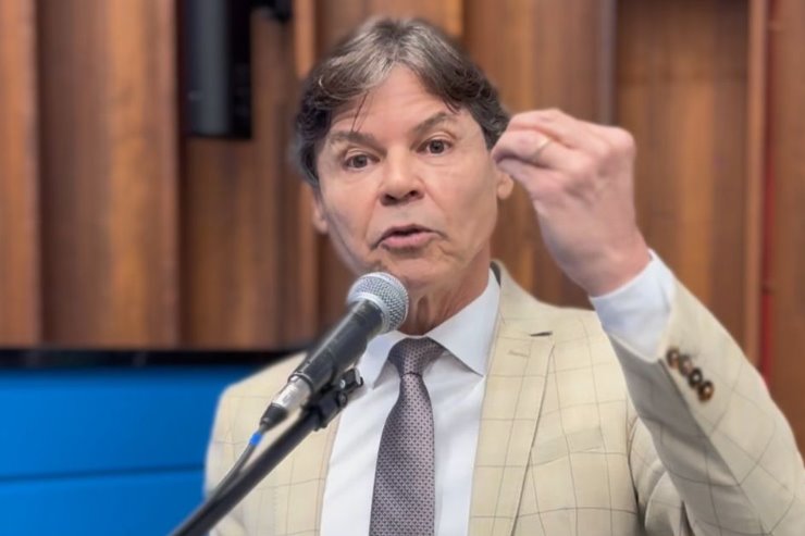 Imagem: Deputado Paulo Duarte se indigna com descaso de empresa gestora do aeroporto de Corumbá pela falta de contato para transporte aéreo de pacientes graves.