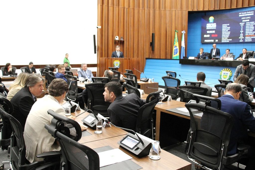 Imagem: Deputados estaduais analisam e votam os projetos durante a sessão plenária da Assembleia Legislativa 