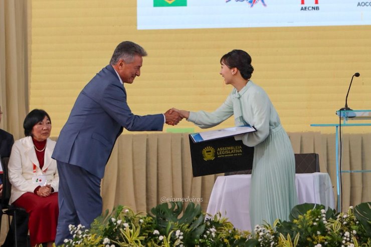 Imagem: Em agradecimento à sua vinda, Hashioka entregou à princesa Kako o Diploma de Ilustre Visitante, concedido pela Assembleia Legislativa aos cidadãos e autoridades estrangeiras em missão oficial no Estado
