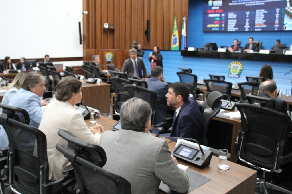 Imagem: Deputados estaduais analisam e votam os projetos durante a sessão plenária da Assembleia Legislativa 