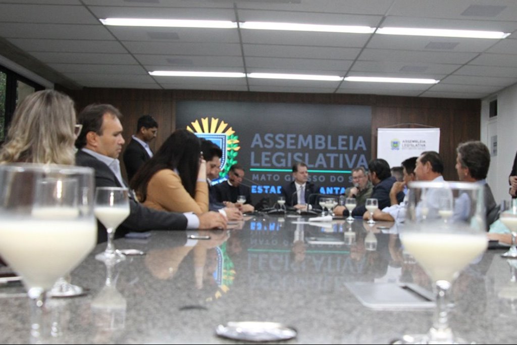 Imagem: Tradicional Leite da Manhã reuniu produtores, deputados e representantes de órgãos ligados ao setor