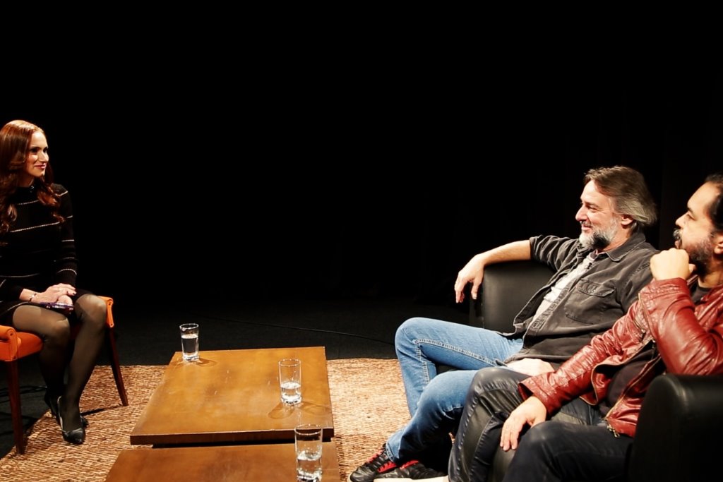 Imagem: Jornalista Lívia Machado entrevista os músicos Rodrigo Tozzette e Alex Cavalieri, integrantes d'O Bando