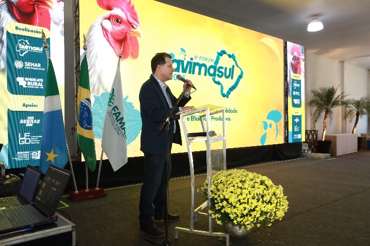 Imagem: Renato Câmara discursa durante o 4º Fórum da Avimasul, defendendo o fortalecimento da avicultura como motor de desenvolvimento e geração de empregos.