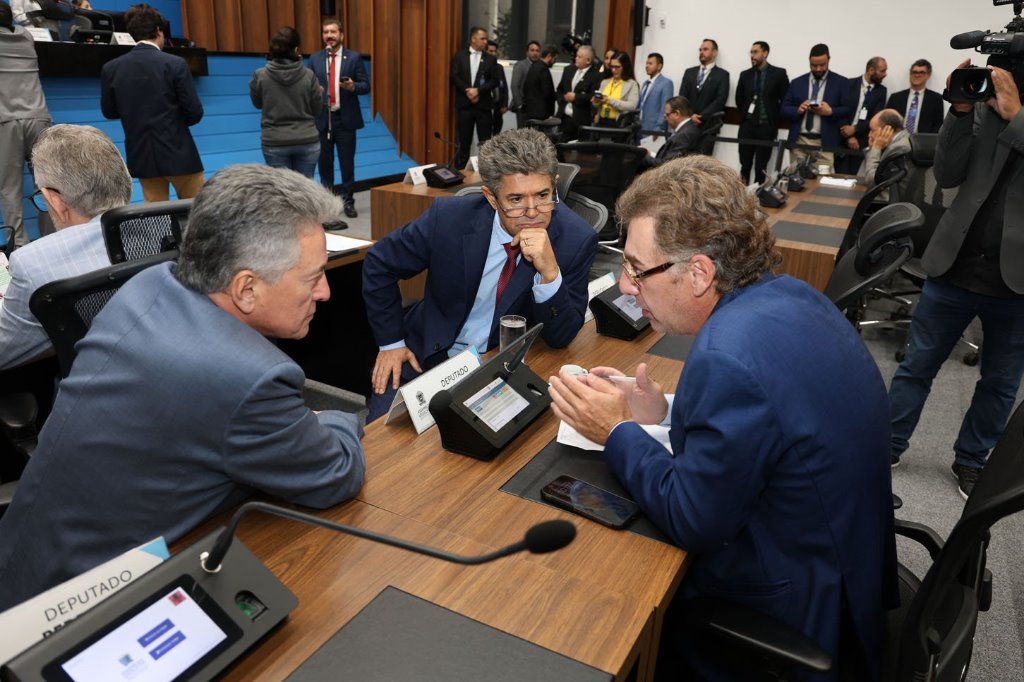 Imagem: Os projetos encaminhados pelo Poder Executivo são lidos durante a sessão plenária, no expediente