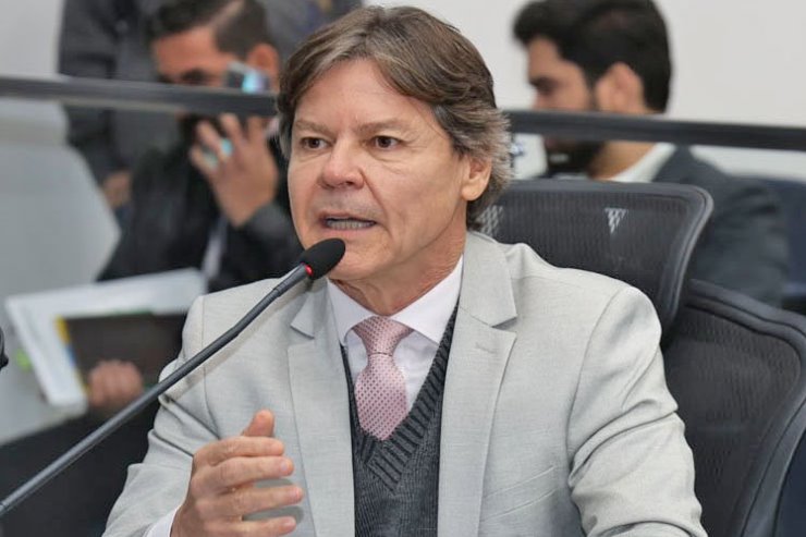 Imagem: Deputado Paulo Duarte homenageia Carlos Alberto Cavalcante, conhecido por sua dedicação ao esporte de Mato Grosso do Sul.