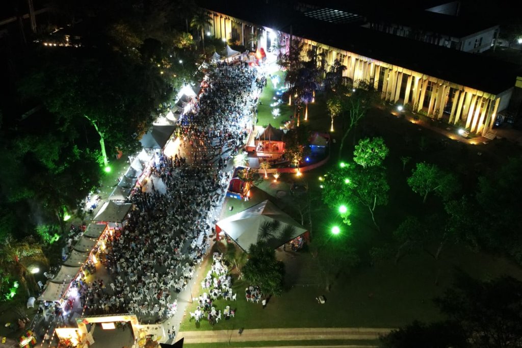 Imagem: É na rampa de acesso à Assembleia Legislativa que aconteceu o 3º Arraiá da ALEMS