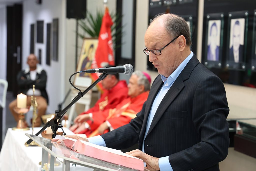 Imagem: Junior Mochi fez a primeira leitura da missa do Divino Espírito Santo