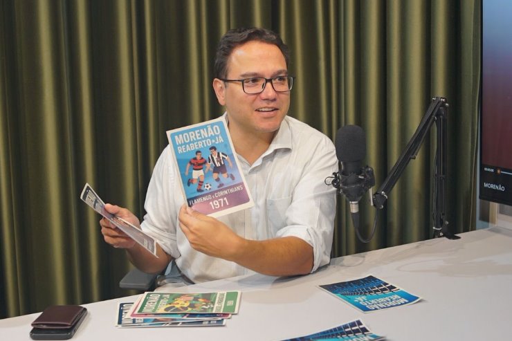 Imagem: Deputado Pedrossian Neto mostra adesivos da campanha Morenão Reaberto Já!