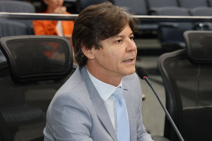 Imagem: Calçada em torno de escola municipal vai ajudar a reduzir acúmulo de lixo e água, diz deputado.