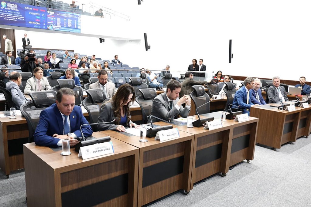 Imagem: Deputados estaduais analisam e votam os projetos durante a sessão plenária da Assembleia Legislativa 