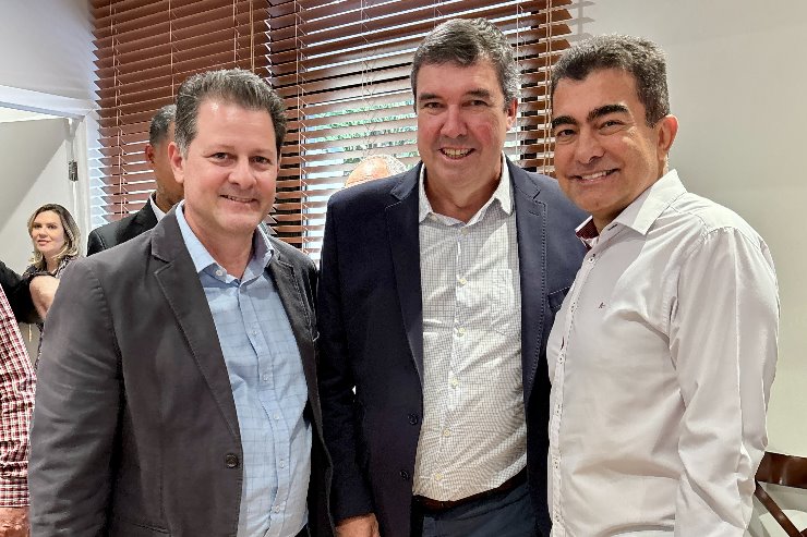 Imagem: Renato Câmara (à esq.), o governador Eduardo Riedel (centro) e o prefeito Marçal Filho (dir.) durante agenda oficial em Campo Grande para anunciar novos investimentos em infraestrutura e saúde no município.
