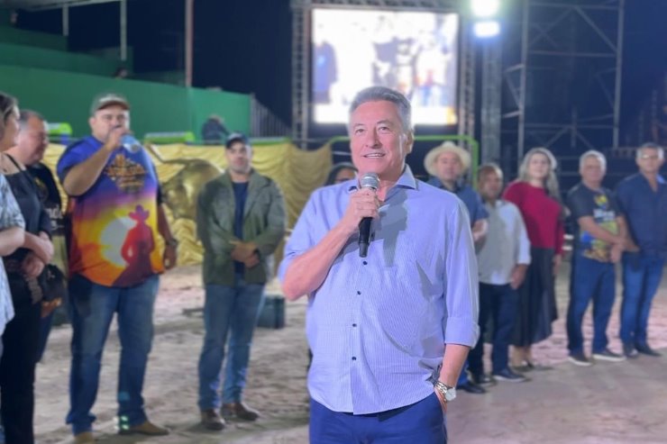 Imagem: Fechando a agenda de viagens, o deputado participou da abertura da 23ª Feira Ecológica, Cultural Indígena e Rural (Fecir), que comemorou os 247 anos de Miranda