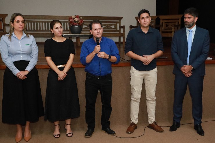 Imagem: Renato ao lados dos palestrantes durante seminário em Bela Vista. As certidões para terras de fronteira passam a valer 90 dias após ação da Frente Parlamentar