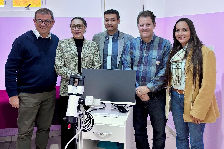 Imagem: Renato, ao lado da equipe responsável pelo atendimento ginecológico e com o vereador Flavinho Lopes, reforçou o compromisso com a saúde da mulher no Hospital São Vicente de Paula, onde um novo colposcópio vai garantir diagnósticos mais precisos e cuidado especializado no município.