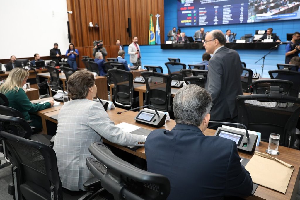 Imagem: Deputados estaduais analisam e votam os projetos durante a sessão plenária da Assembleia Legislativa 
