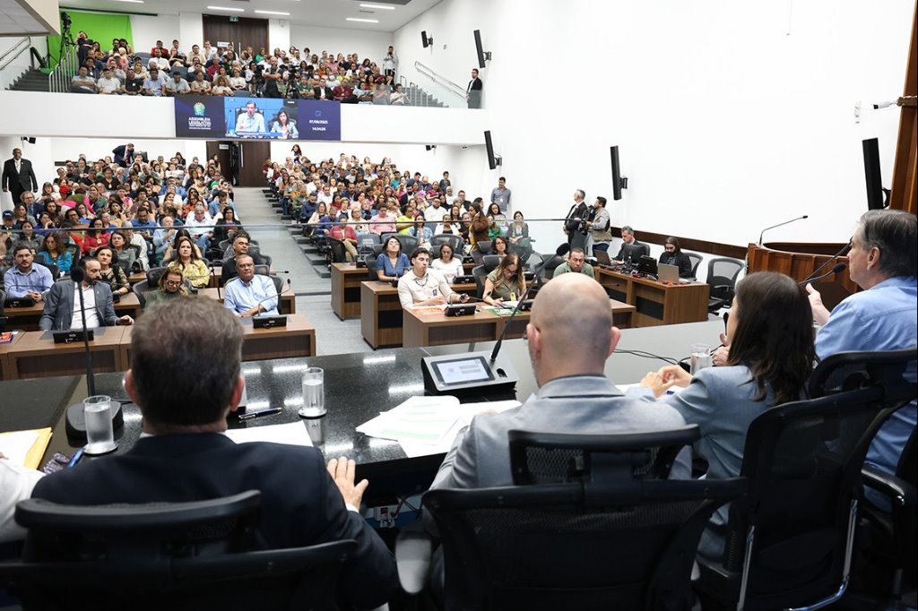 Imagem: Com plenário lotado de educadores e representantes do governo e sociedade civil, audiência debateu propostas de MS para o novo Plano Nacional de Educação