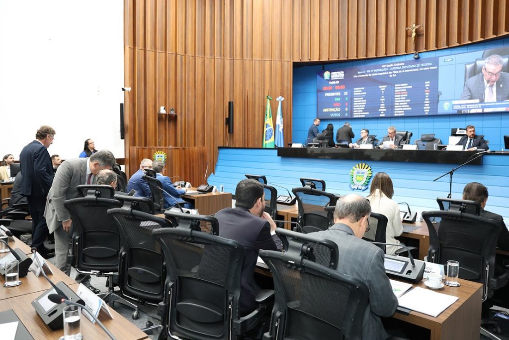 Imagem: Deputados estaduais analisam e votam os projetos durante a sessão plenária da Assembleia Legislativa 