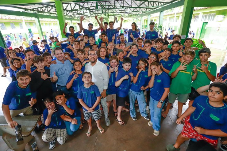 Imagem: EEPSG Ministro João Paulo Reis Veloso, Dourados — Renato Câmara com alunos em visita.