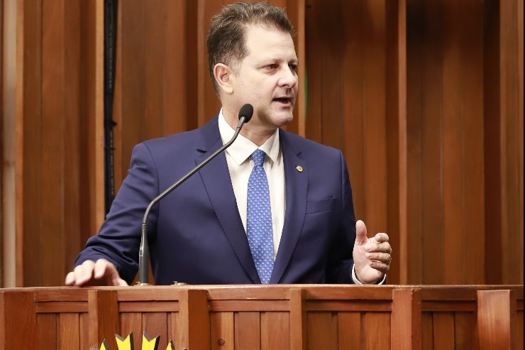 Imagem: Renato Câmara no plenário da Assembleia; indicação por viatura para a PM de Rio Verde foi motivada por demanda do vereador Amauri Olartechea.