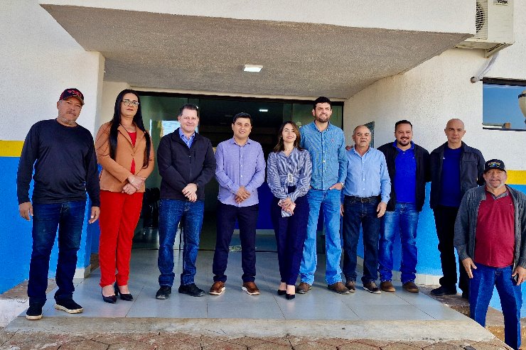 Imagem: Renato Câmara durante visita às instalações da Secretaria de Saúde de Anaurilândia, acompanhado do prefeito Rafael Guzmão e lideranças locais.