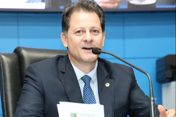 Imagem: Vice-presidente da Assembleia, deputado Renato Câmara (MDB) parabeniza Angélica pelo índice de 86,5% de alunos do 2º ano alfabetizados na idade certa.