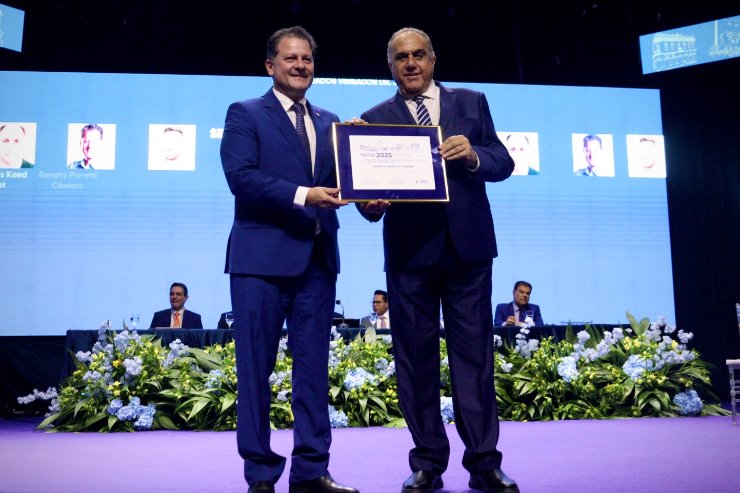 Imagem: O deputado Renato Câmara, vice-presidente da Assembleia Legislativa, recebe o Título de Cidadão Campo-Grandense das mãos do vereador Dr. Jamal.