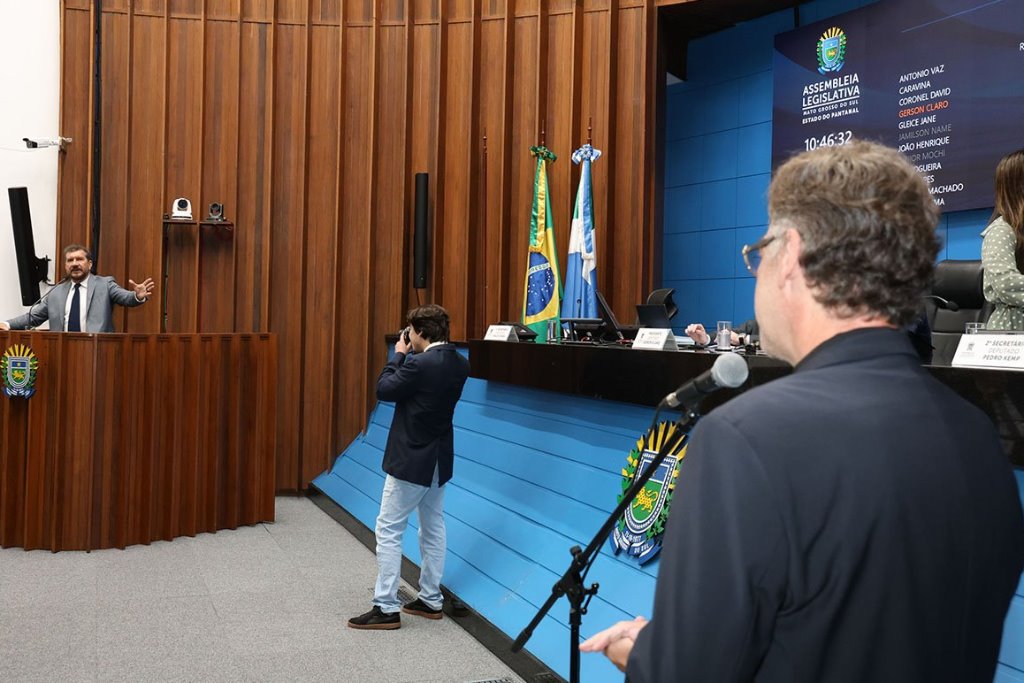 Imagem: Neno Razuk (no microfone) questionou Moraes e a Justiça. Pedro Kemp (na tribuna) rebateu que o ex-juiz Sérgio Moro "fez e desfez e ninguém falou nada"