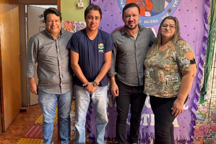 Imagem: Vereador Jair Pereira, professor Lucas Suriano Batista, deputado estadual Lucas de Lima e presidente da APAE, Otália Nunes Corvalay Morais