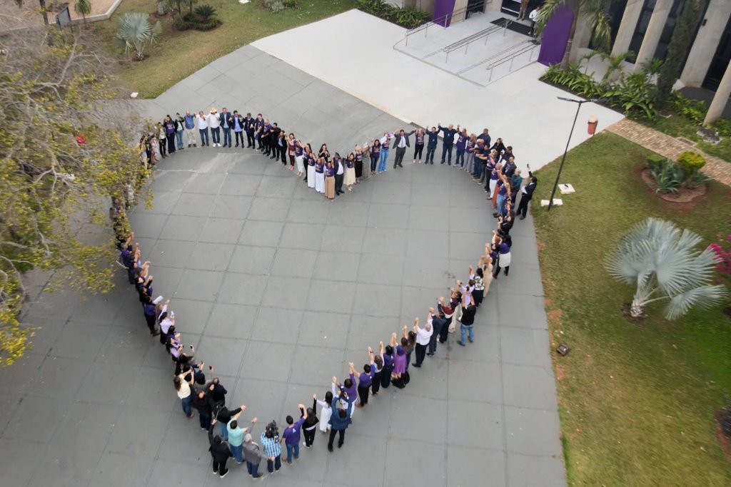 Imagem: Deputados e servidores formaram um coração simbolizando a luta pela vida das mulheres em MS