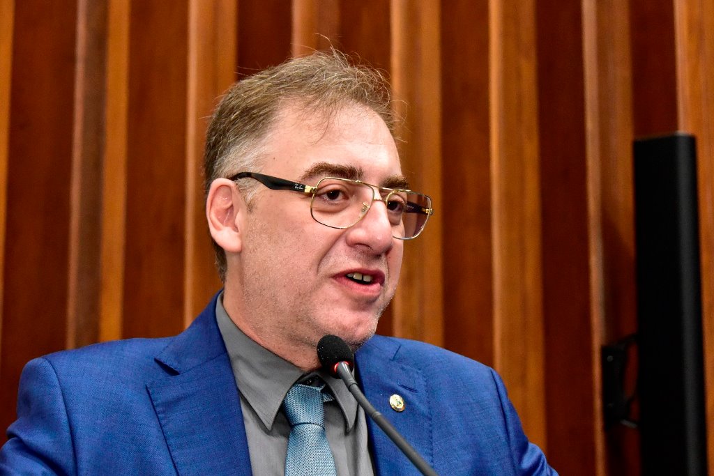 Imagem: Deputado Neno Razuk, autor da proposta, discursa durante sessão plenária na ALEMS