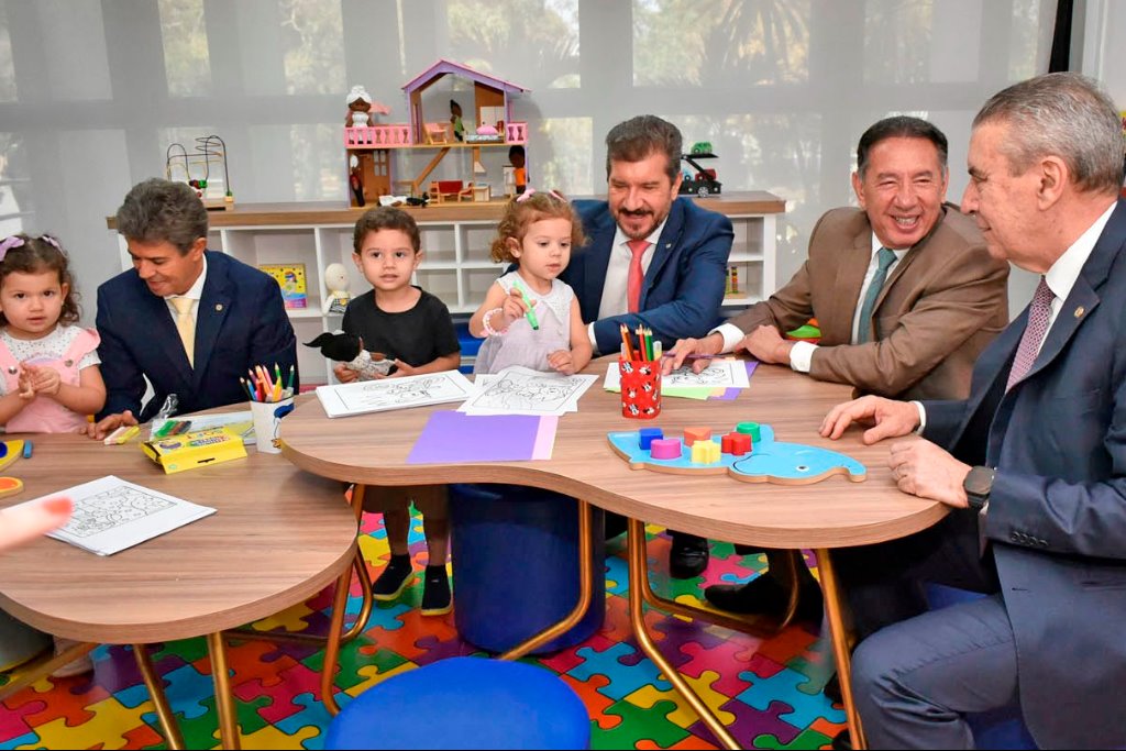 Imagem: Deputados Professor Rinaldo, Pedro Kemp, Gerson Claro e Paulo Corrêa interagindo com pequenos