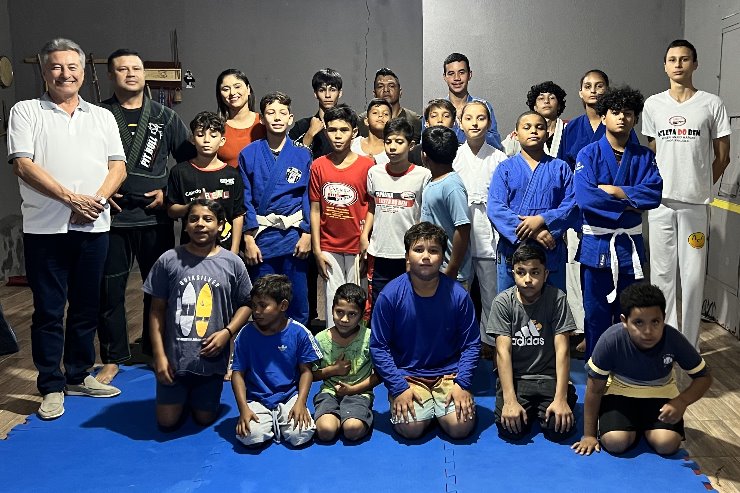 Imagem: O local oferece aulas gratuitas de capoeira, jiu-jitsu e muay thai para jovens e crianças