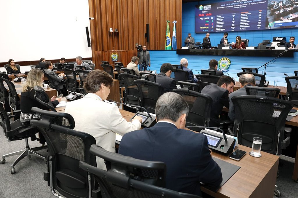 Imagem: Deputados estaduais analisam e votam os projetos durante a sessão plenária da Assembleia Legislativa 