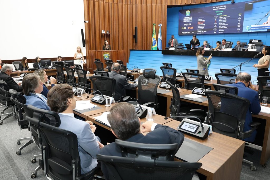 Imagem: Deputados estaduais analisam e votam os projetos durante a sessão plenária da Assembleia Legislativa 