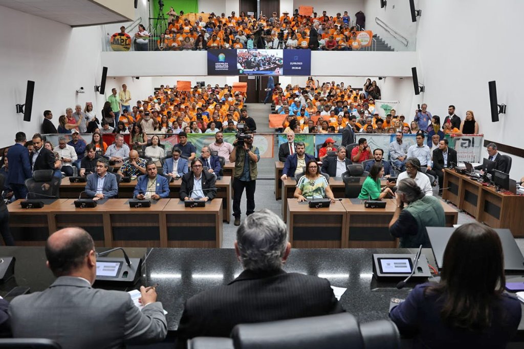 Imagem: Evento lotou o Plenário Júlio Maia e contou com representantes de diversos movimentos sociais