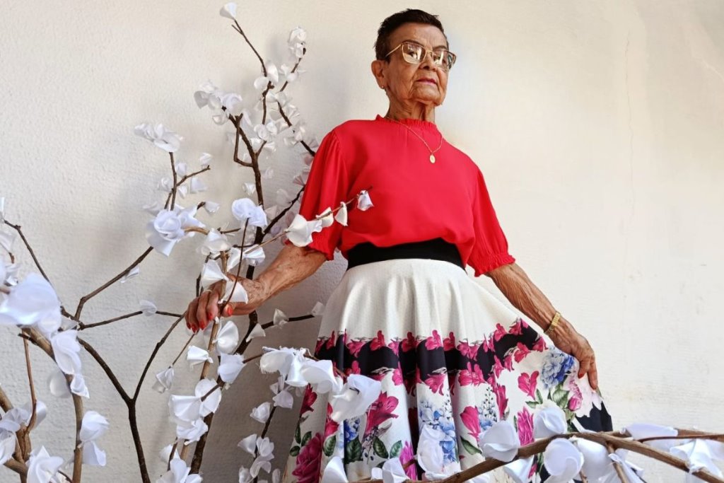 Imagem: Cecília usa bem o seu tempo e, aos 87 anos, realiza atividades prazerosas, como bordar, estar com as amigas e, sobretudo, dançar 