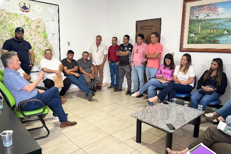 Imagem: O deputado estadual Roberto Hashioka (União Brasil) se reuniu com o prefeito de Bandeirantes, Celso Abrantes (PSD), o vice-prefeito Marinho Serpa (PL), secretários e alguns vereadores