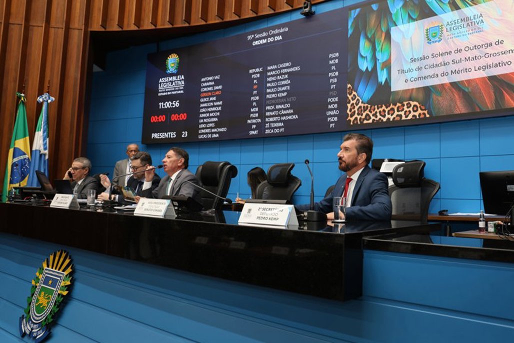 Imagem: Parlamentares deliberam sobre proposições durante a sessão plenária na ALEMS