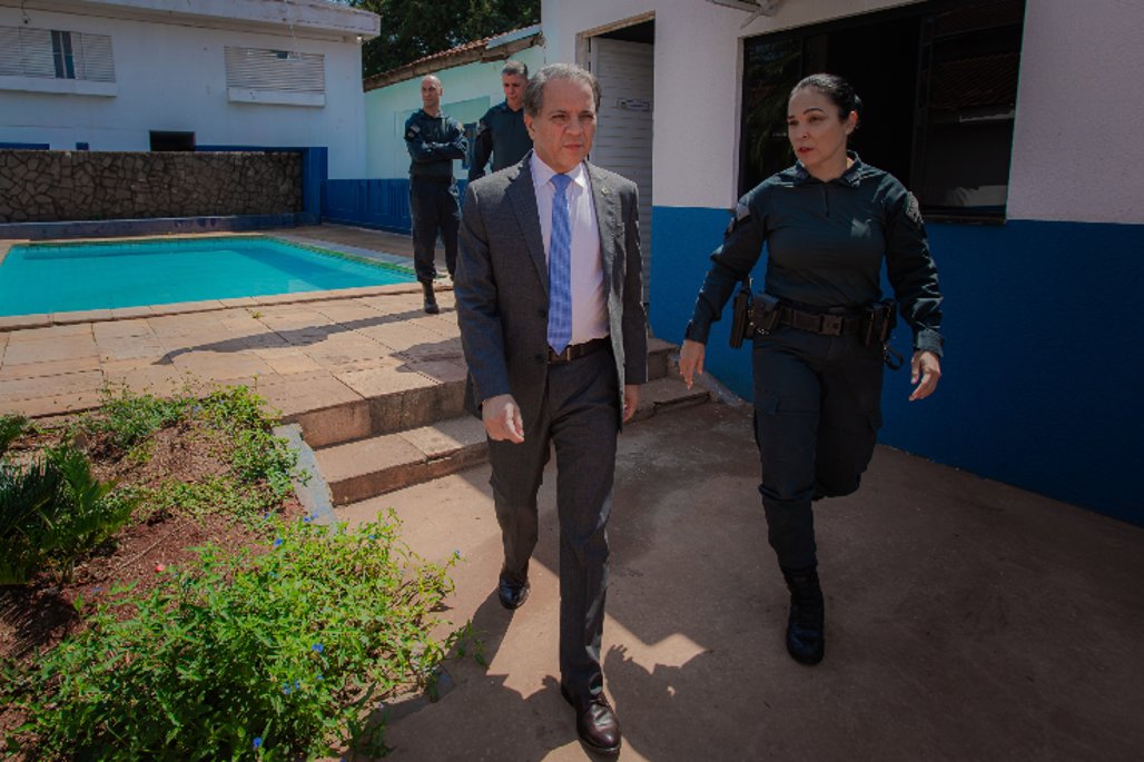 Imagem: Coronel David durante visita ao 1º BPM, acompanhado da comandante do batalhão, tenente-coronel Cleide Maria 