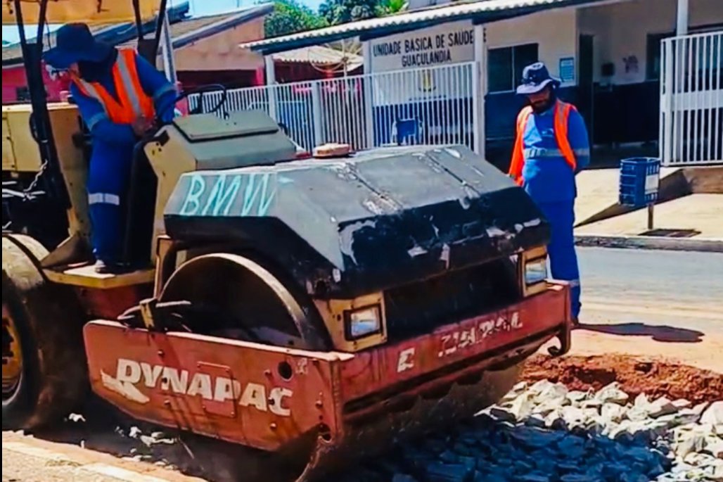 Imagem: Trabalhadores da Agesul executam serviço de remendo profundo na MS-475, dentro da vila de Guassulândia, para reforçar o pavimento e melhorar o tráfego local.