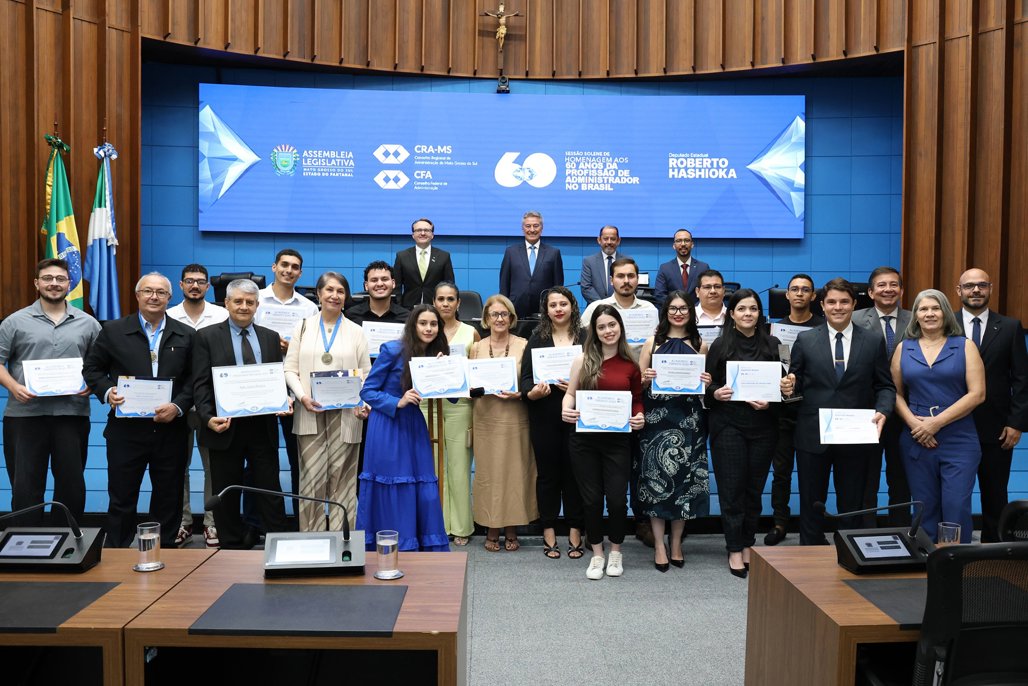 Imagem: Administradores homenageados durante a sessão solene em comemoração aos 60 anos da regulamentação da profissão 