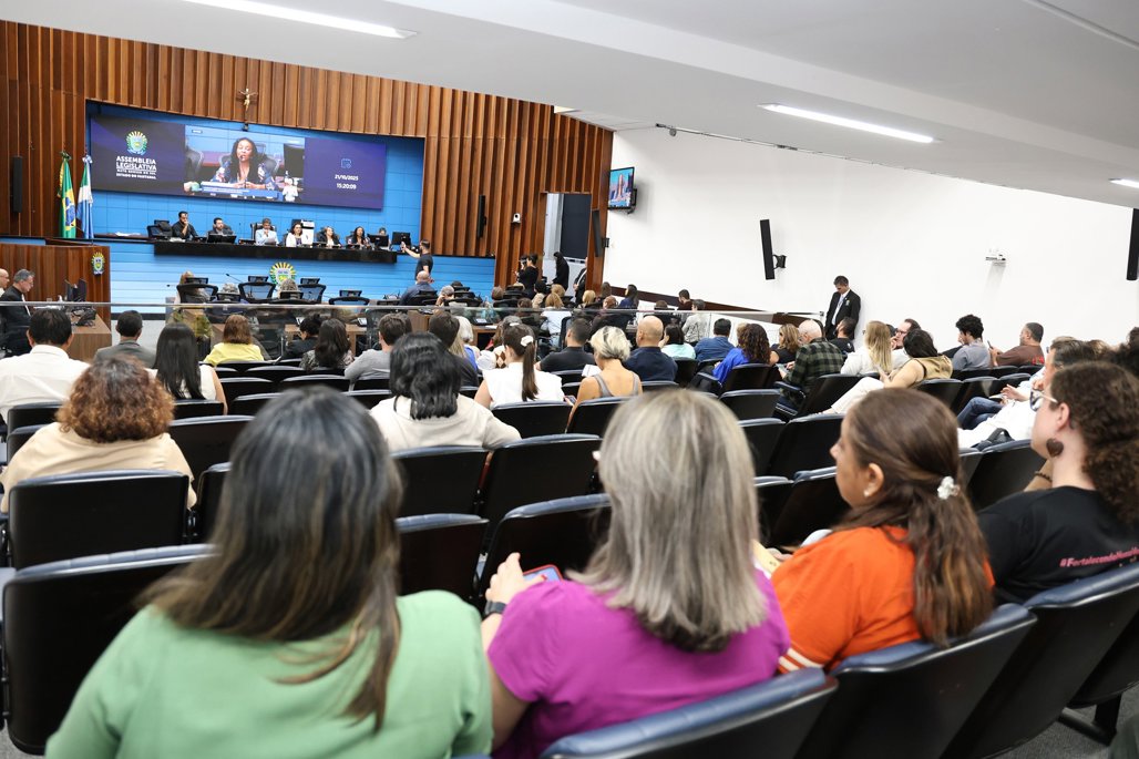 Imagem: Audiência pública lotou o plenário da Assembleia Legislativa, com participação de professores e representantes de entidades