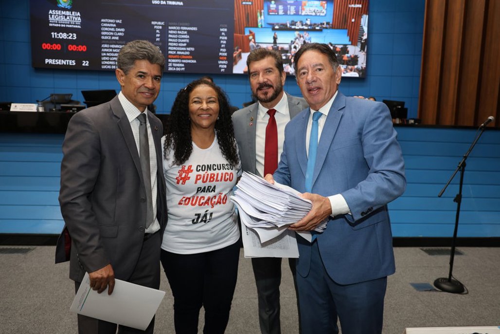 Imagem: Deputados receberem documento protocolado com 90 mil assinaturas pedindo a realização de Concurso Público