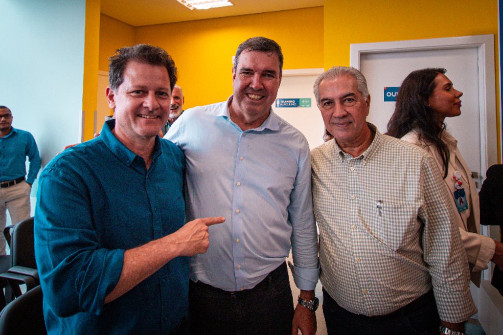 Imagem: Deputado Renato Câmara (esq.), governador Eduardo Riedel (centro) e ex-governador Reinaldo Azambuja (dir.) durante agenda nesta segunda (27/10), em Dourados. Câmara apresentou a primeira indicação para a construção da passarela sobre a MS-156 ainda no governo Azambuja, em 2015