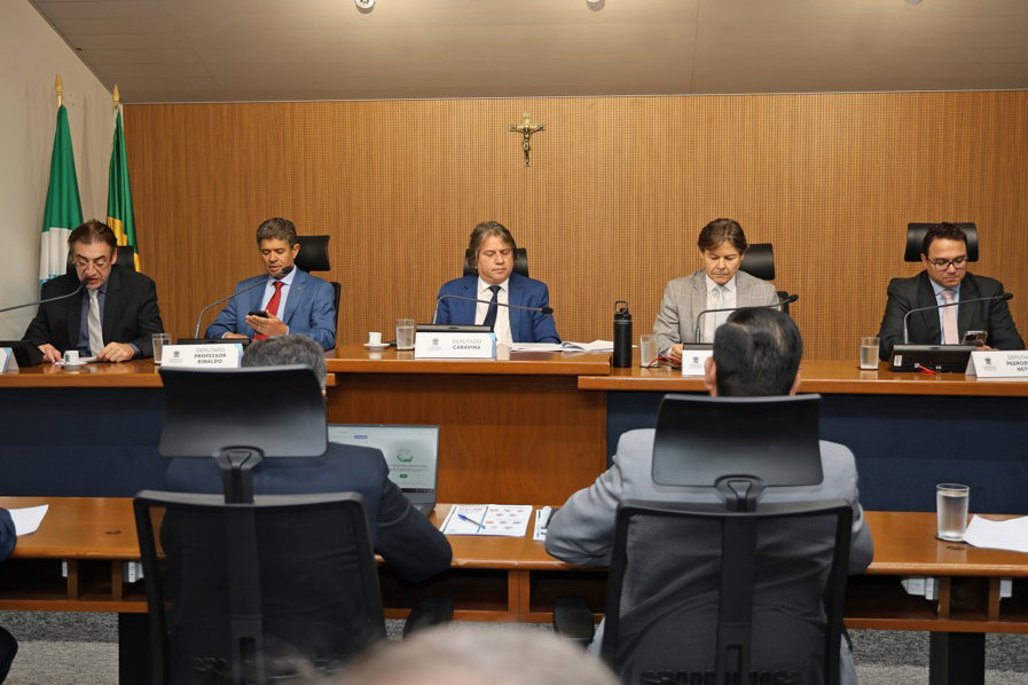 Imagem: Os deputados que integram a Comissão de Constituição, Justiça e Redação se reúnem toda quarta no plenarinho