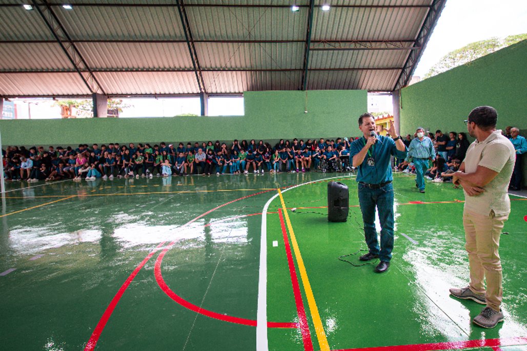 Imagem: Renato Câmara conversa com alunos na quadra recém-reformada da Escola Estadual Ministro João Paulo Reis Veloso, em Dourados, que recebeu pintura e melhorias por meio de emenda parlamentar de R$ 50 mil