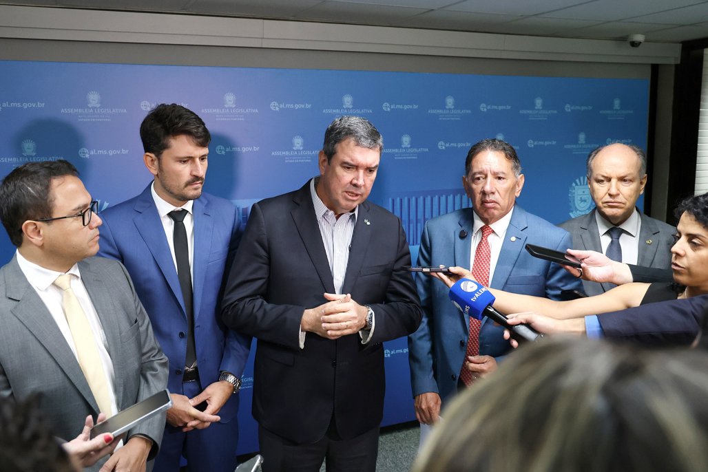 Imagem: Em coletiva à imprensa, o governador Eduardo Riedel enalteceu a parceria entre ALEMS e Executivo