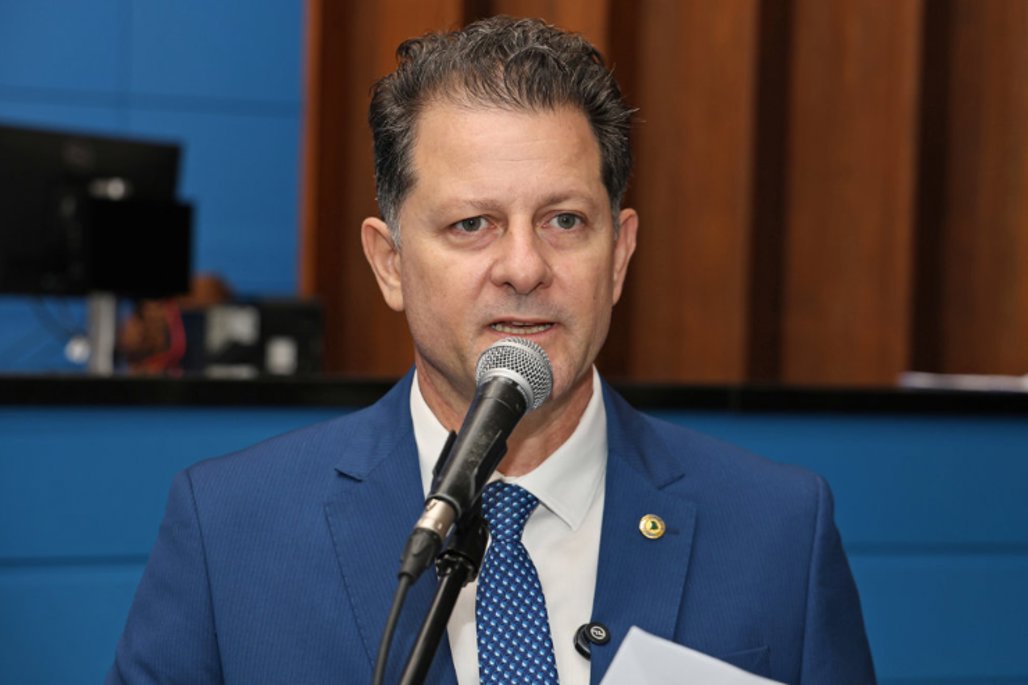 Imagem: Durante sessão na Assembleia Legislativa, o deputado detalhou a proposta encaminhada à Energisa, que prevê reforço de rede, manutenção preventiva, troca de equipamentos antigos, instalação de novos transformadores e ampliação das equipes de atendimento emergencial em Sidrolândia.