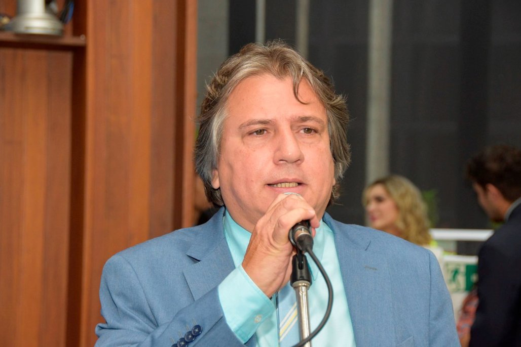 Imagem: Deputado Caravina, autor do projeto de lei, durante sessão plenária 