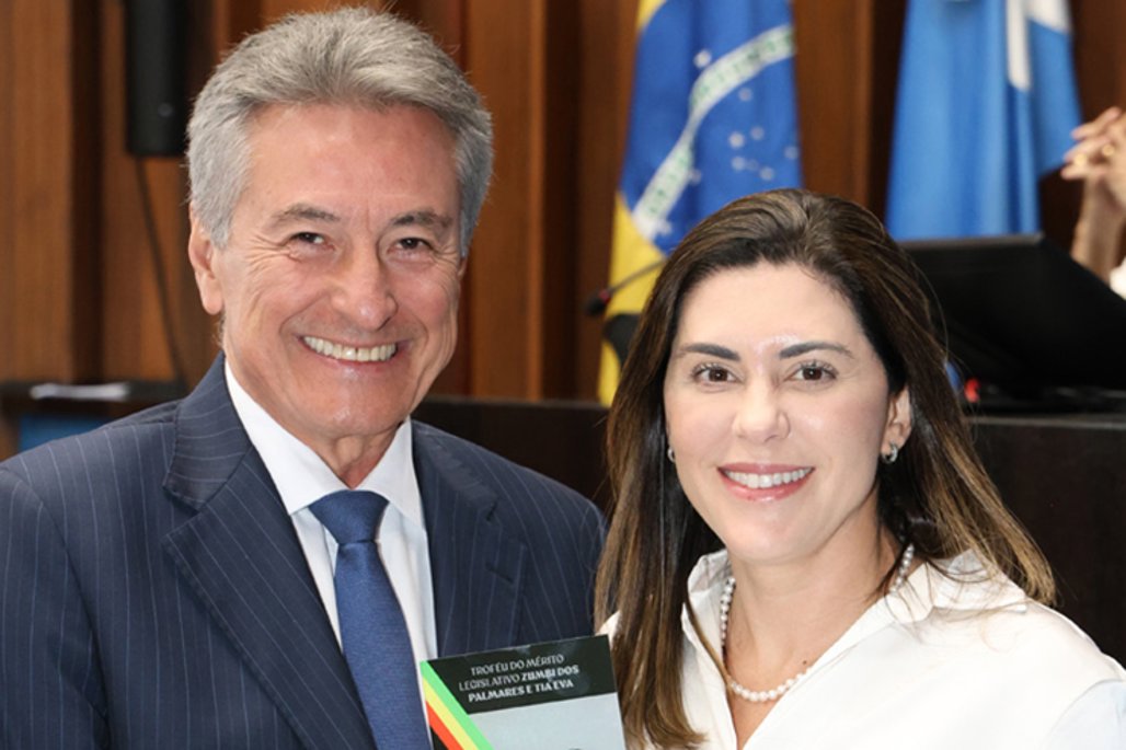 Imagem: O deputado estadual Roberto Hashioka agraciou a secretária de estado da cidadania de Mato Grosso do Sul, Viviane Luiza